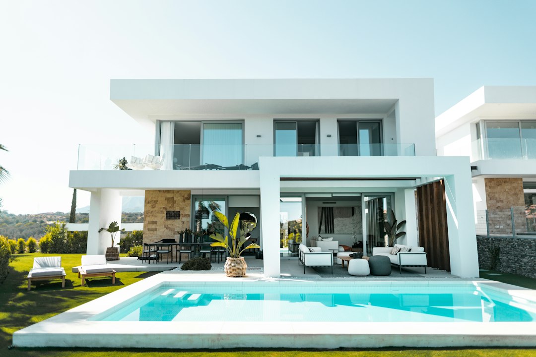 Moderne witte villa met zwembad en een buitenloungeruimte